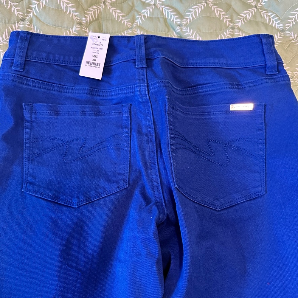 Women’s Blue Jeans - Classic Back-Pocket Detail from black house white market